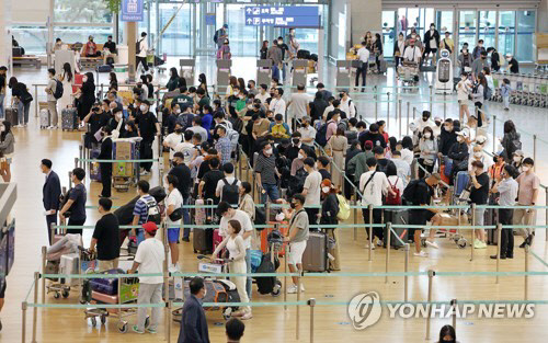입국 전 코로나19 검사 의무가 폐지되면서 해외여행 예약이 증가하고 있는 14일 인천국제공항 1터미널 출국장에서 여행객들이 탑승 수속을 위해 기다리고 있다.<연합뉴스>